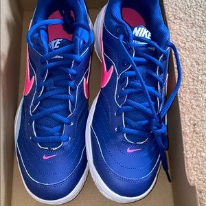 Tennis shoes